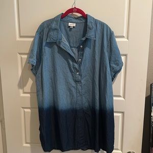 EUC Avenue chambray dip dye short sleeve top, size 26/28